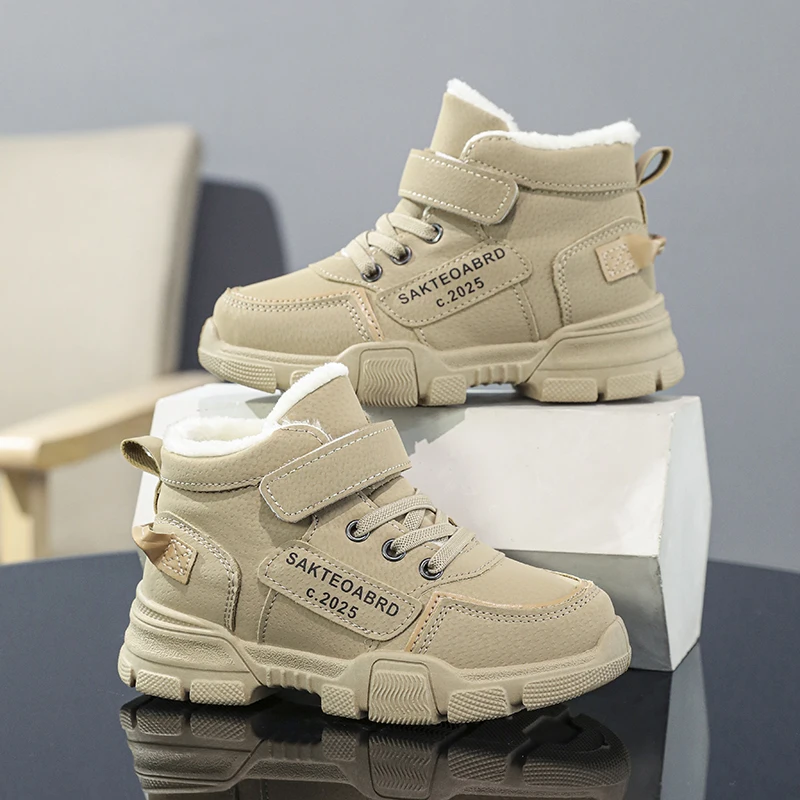 

A pair of children's high-top lined winter boots with adjustable strap, durable sole for outdoor activities MS-LS001