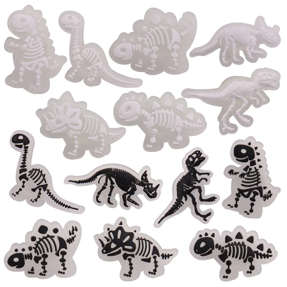 Mix 50 stücke wachsen in der Nacht leuchtende Cartoon Dinosaurier Schädel PVC Zubehör Schuh Charms Sandalen Schnalle Dekoration Kind Party Geschenk