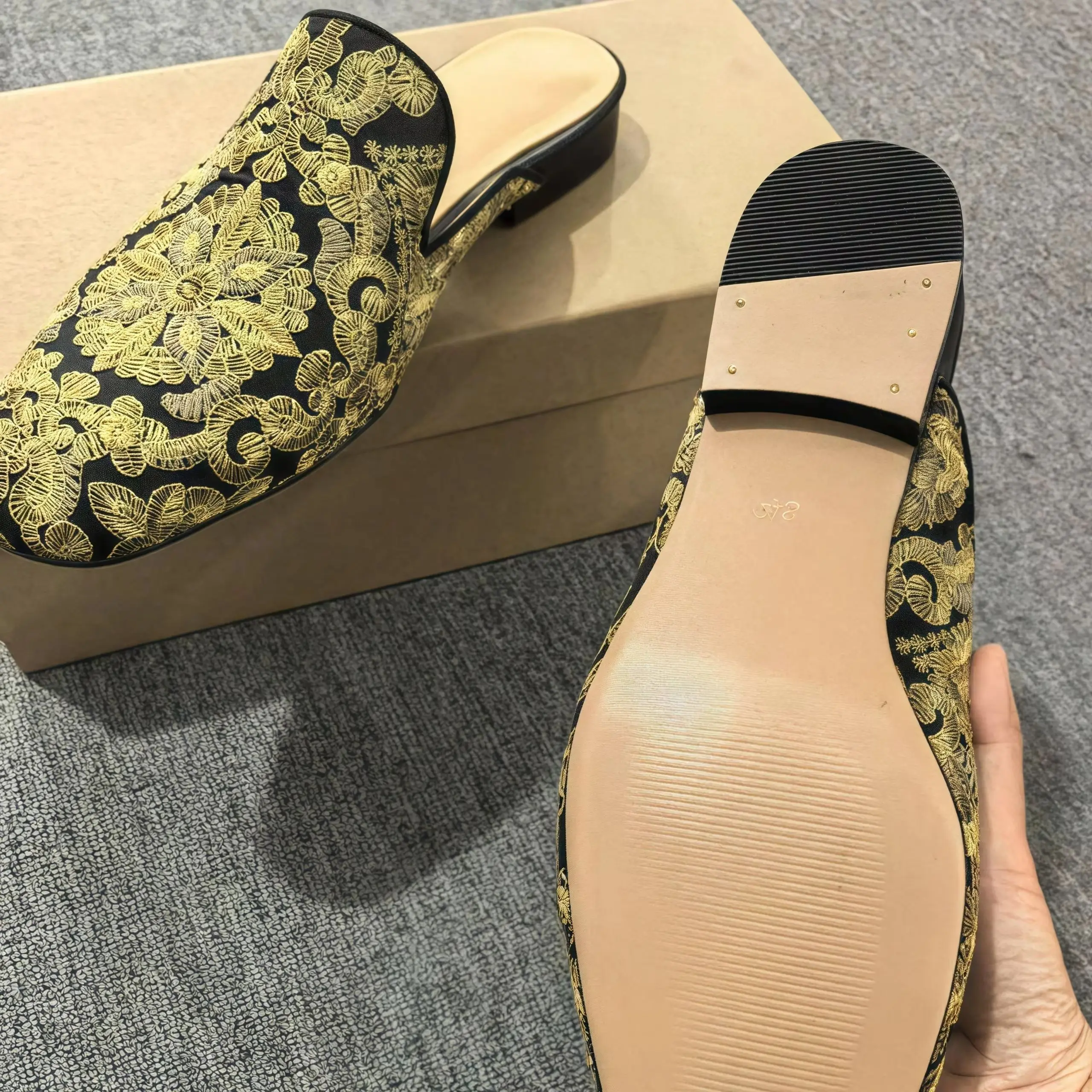 Leather Shoes For All Seasons Slip-On Casual Formal Man's Loafers Golden Embroidery Cloth Slippers Male 2026 New Men's Business