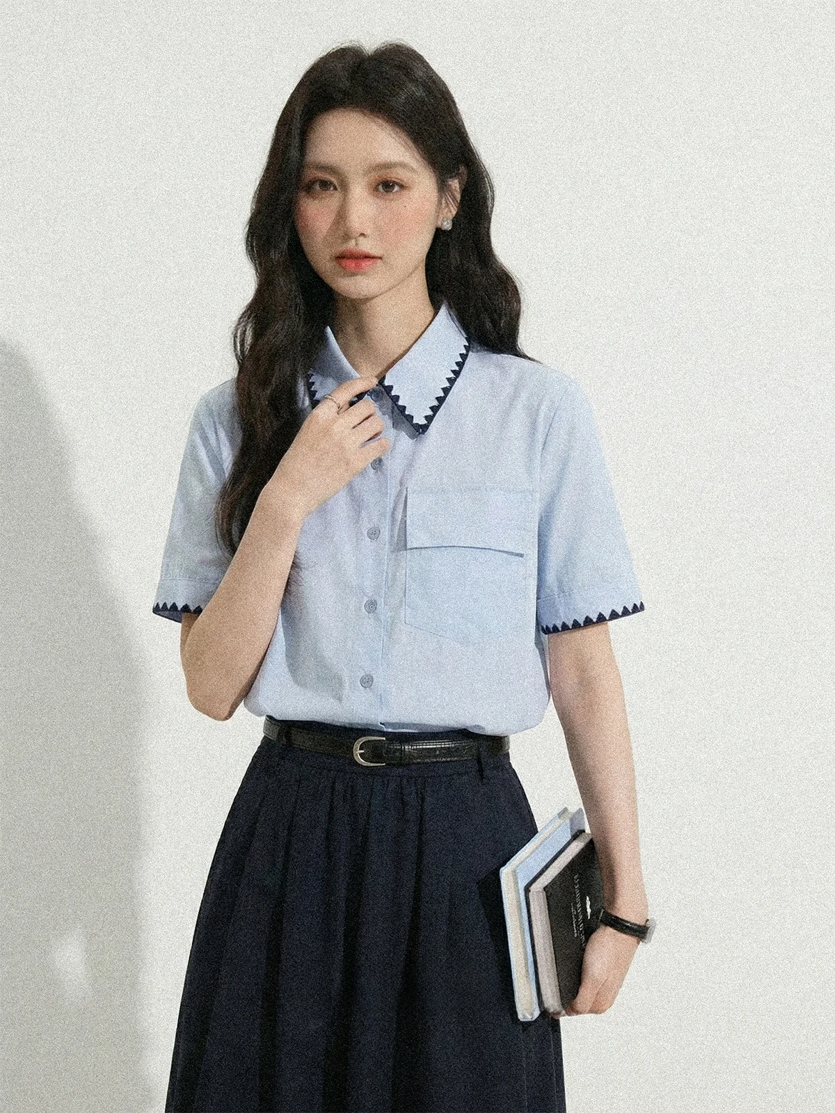 

Новая синяя женская рубашка с коротким рукавом для офиса, простой дизайн, стильный топ для повседневной носки, коллекция Zhang Soda Весна-Лето 2026