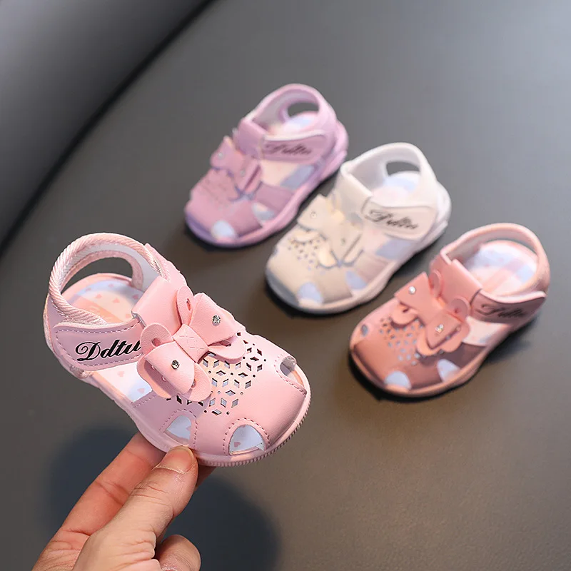 Sandalias-Sandales à nœud pour bébé fille, chaussures de princesse pour enfant, respirantes, anti-coup de pied, chaussures de sport pour fille, douces et simples, lumineuses, nouvelle collection été 2023