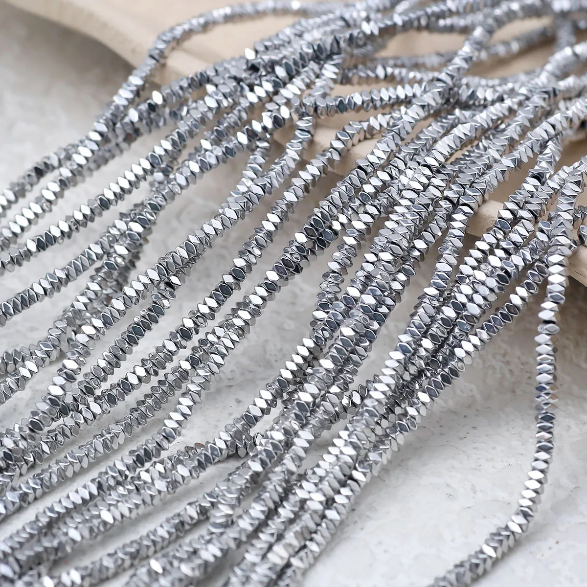 Hematita Natural chapada en oro de 2 × 1mm, cuentas octogonales de corte chapado en oro, espaciador dorado blanco, cuentas sueltas para hacer joyas, pulsera DI