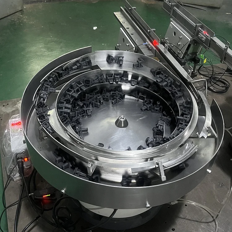 Customized vibratory bowl feeder for plastic connectors