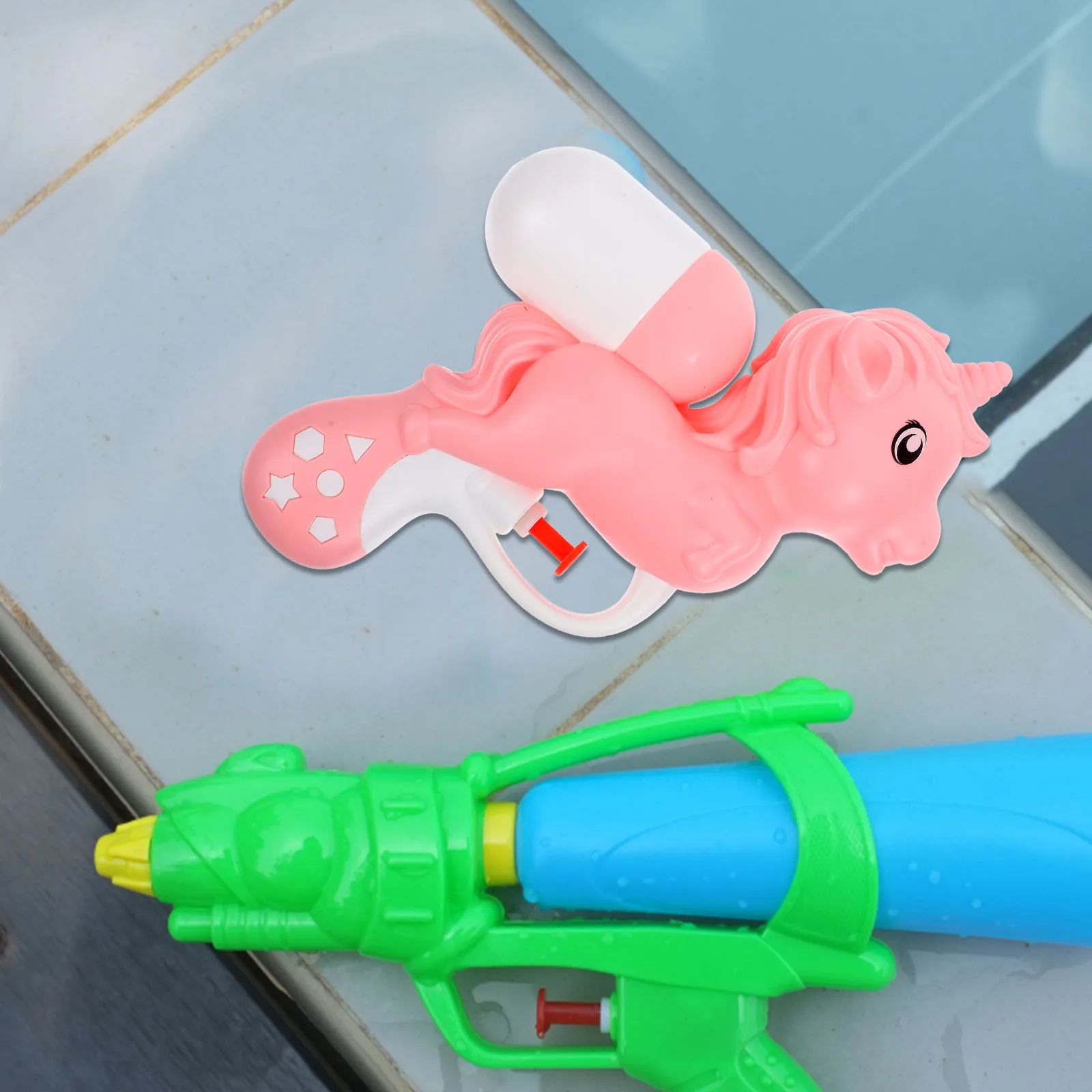 4-teilige Wasserpistole für Kinder, niedliche Cartoon-Spritzwasserpistolen für das Spielen im Sommer im Freien, Strand-Pool-Partygeschenke