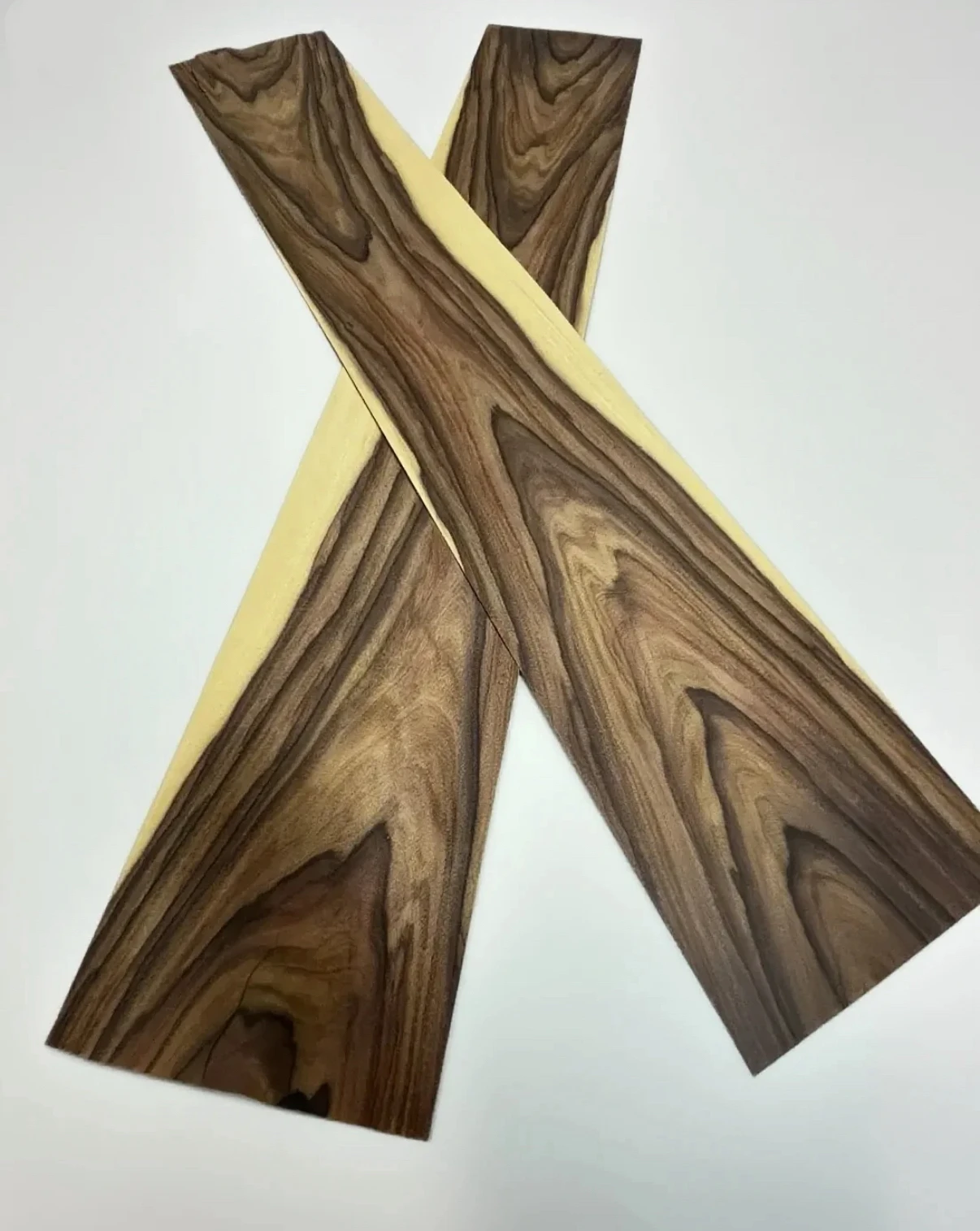 

1m x 0.16m Premium Natural Rosewood Veneer, 0.5mm Thick Real Wood Veneer for Luxury Furniture & Decor