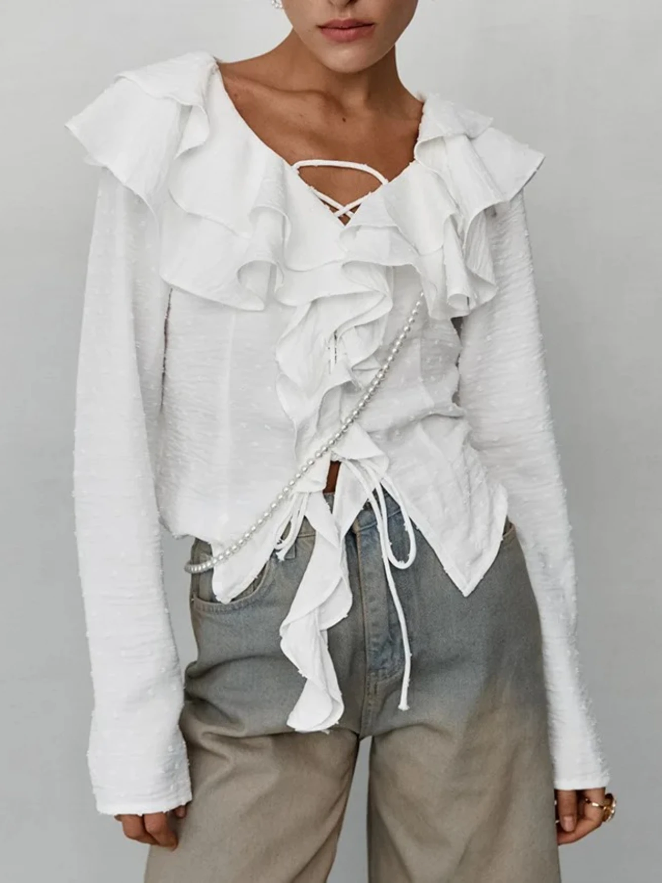 

Новая европейская и американская модная белая повседневная сексуальная и стильная женская рубашка с длинными рукавами и рюшами на шнуровке