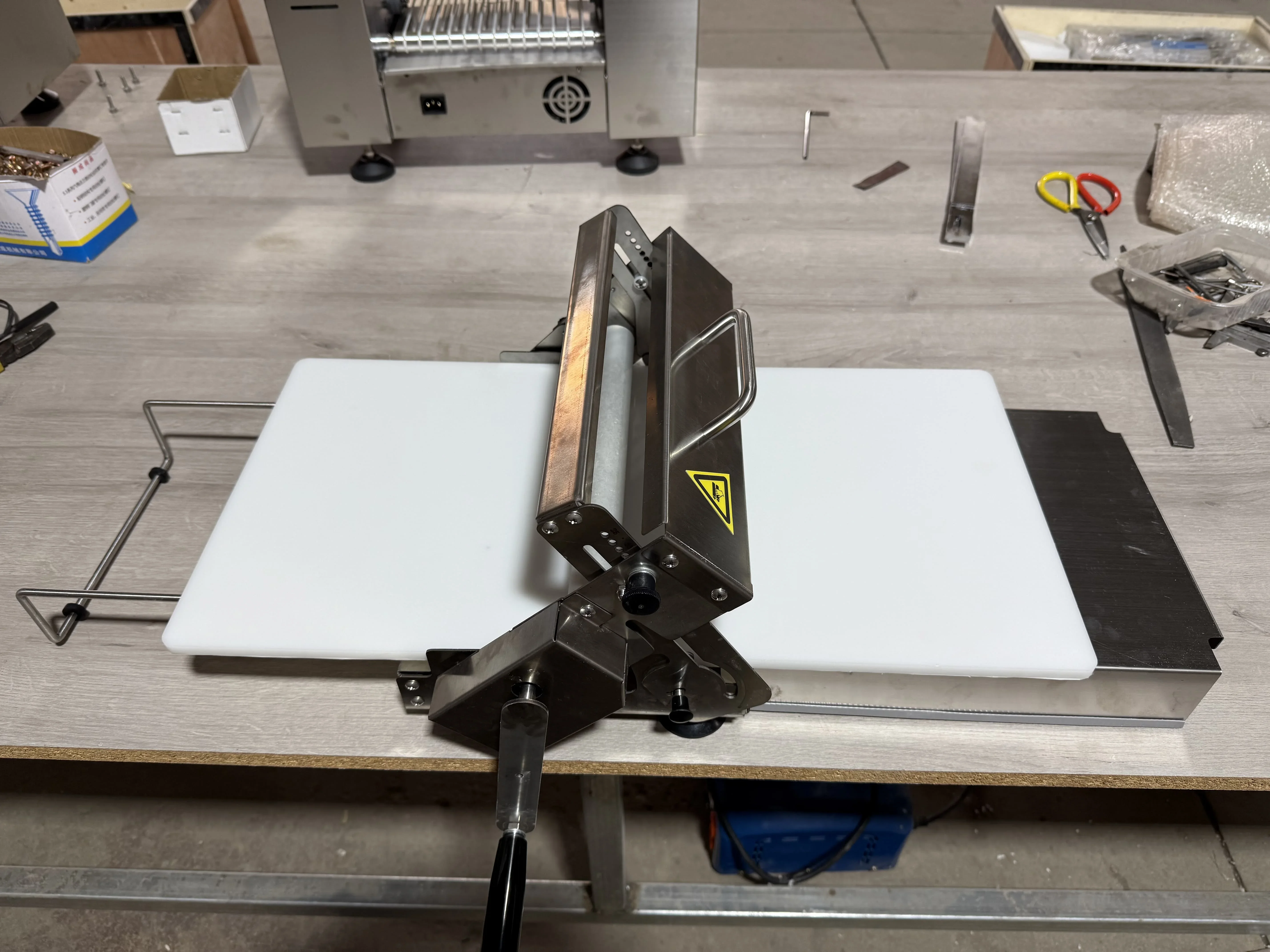 Manual Table‑Top Dough Sheeter Pastry Kneading Machine Bakery Equipment for Pizza Bread Wheat Soybean Flour Processing