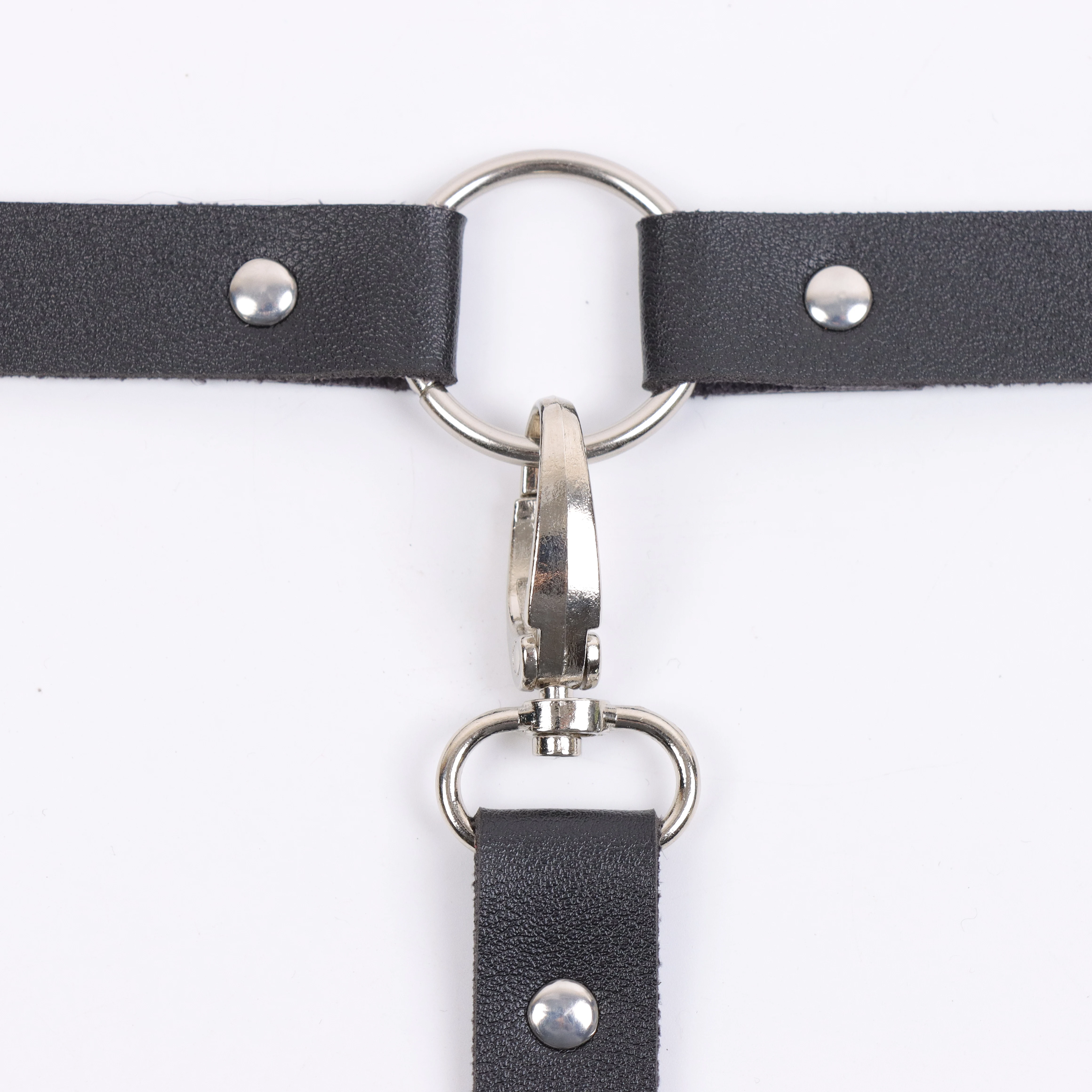 Dunkle Gothic-Halskette aus Kunstleder für Damen – Punk-Halsband mit O-Ring und Nieten, Retro-Edgy-Cosplay-Halskette, vorgebundene Halskette – Detail 9