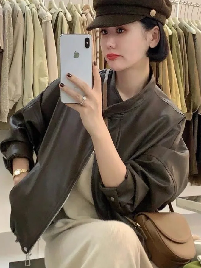 レトロなレッドブラウンレザーのスタンドカラーバイカーベスト、レディーススイートクールトップ、春秋PUレザーコート