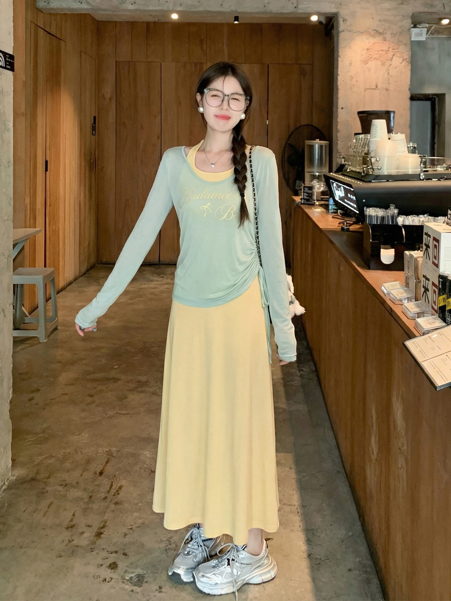 

Женский комплект Zeng Xiao: тонкая блузка-футболка с принтом и эластичная юбка-миди на бретелях, весенняя новинка, модный облегающий крой, с принтом, эластичный.