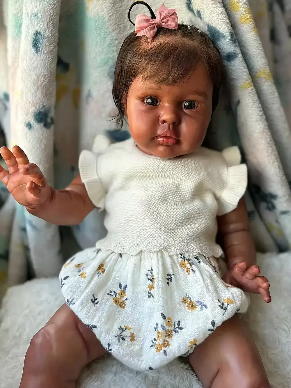DLS مخصص محدود العرض 22 بوصة تولد من جديد دمية طفل إيلي مع الشعر الجذور اليدوية الجلد الداكن دمية الانتهاء بالفعل