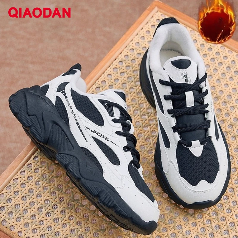 

QIAODAN женская прогулочная обувь, новинка зимы 2025, теплая хлопковая обувь на флисовой подкладке, кожаные кроссовки на шнуровке QXL042244004B