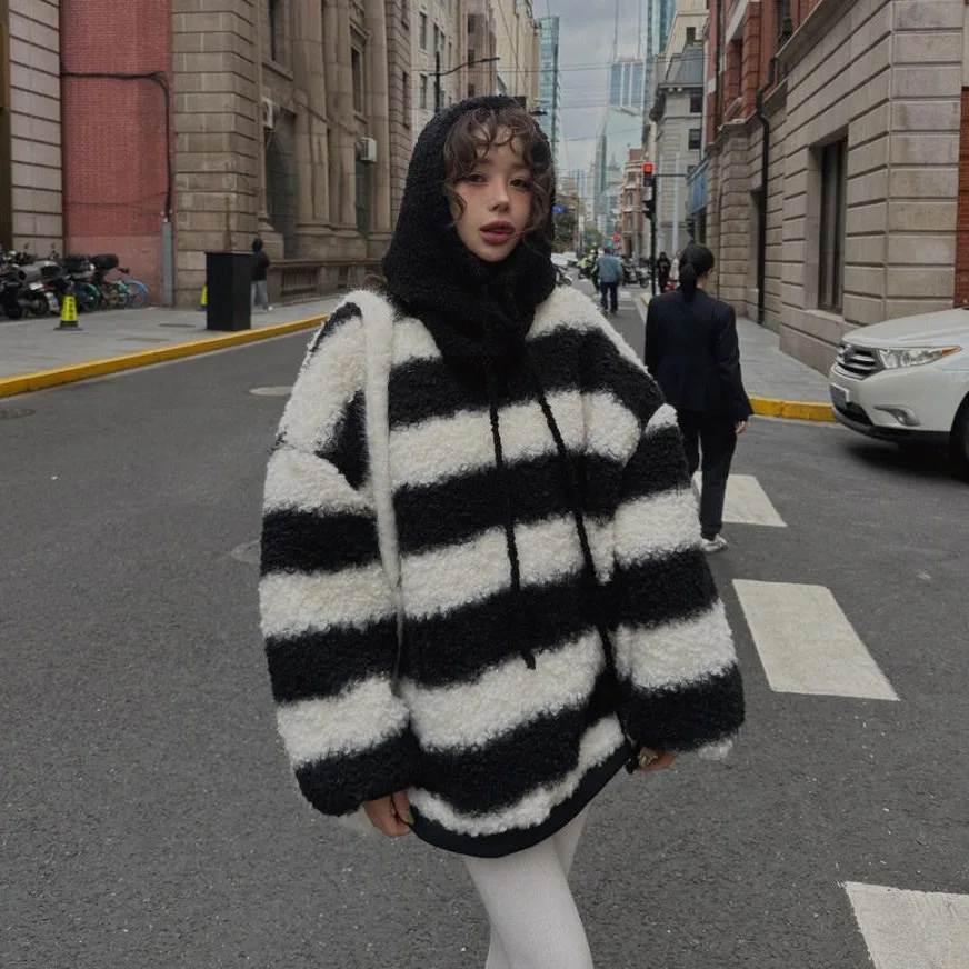 

Женская шикарная корейская толстовка с капюшоном, утепленная овечьим мехом, свободного кроя, осенне-зимняя, с круглым вырезом, в полоску, стройнящая фигуру