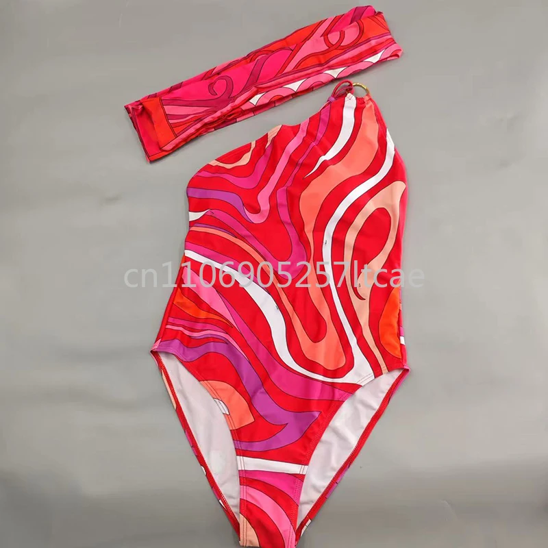 Klasyczny Design Czerwony Jednoczęściowy Strój Kąpielowy z Odkrytym Ramieniem, Logo z Literami, Apaszka, Markowa Odzież Kąpielowa, Damska Opaska na Głowę, Odzież Plażowa