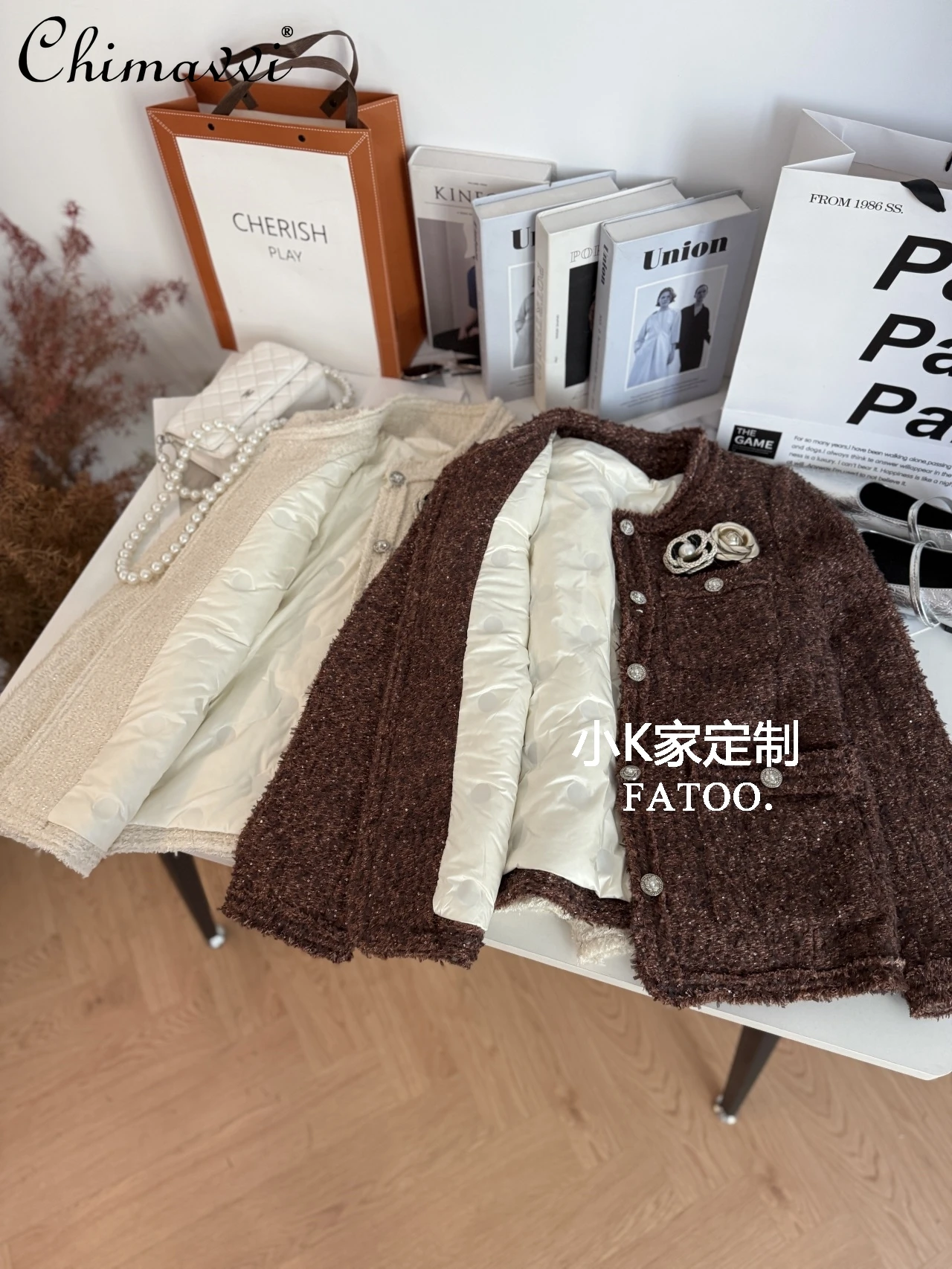 

2025 зимнее новое модное элегантное блестящее твидовое пальто в светском стиле средней длины с длинными рукавами, теплый утягивающий пуховик, женский топ