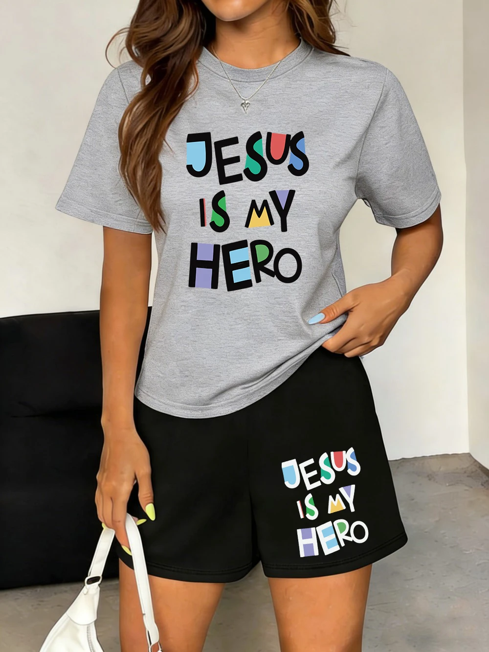 

Женский летний комплект из двух предметов: футболка с принтом «Иисус — мой герой» и шорты с карманами, базовые, с высокой талией, оверсайз