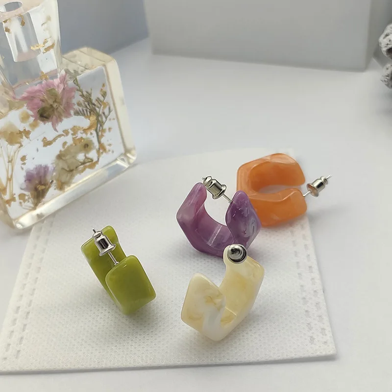 Cusual Style Russia Style Simple Retro Resin Hoop Earrings Faceted C-shaped Multi-color Earrings Fashionable Cold Style Earrings