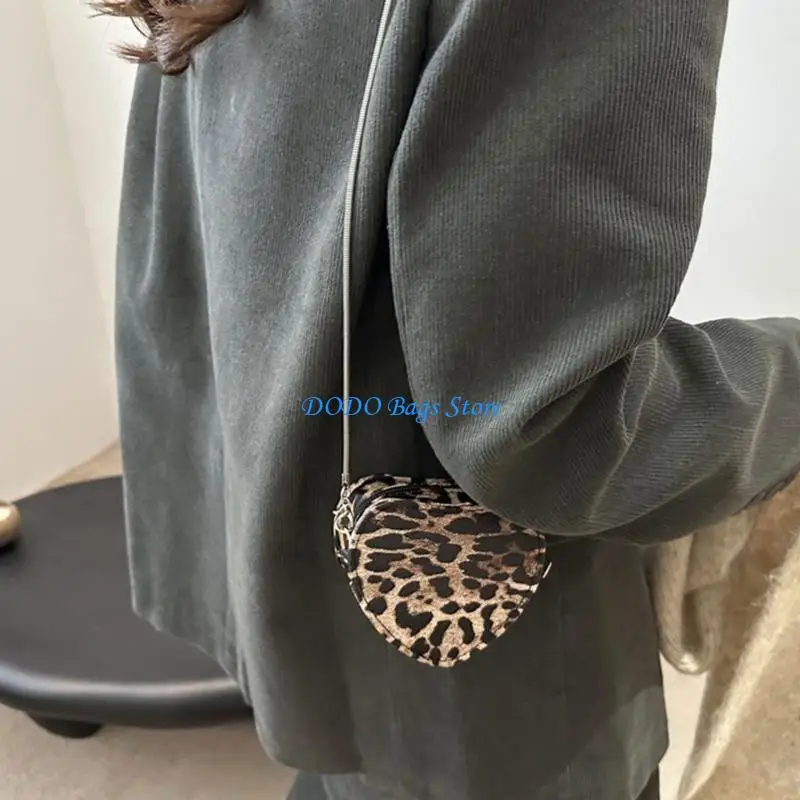 

E8FB Women Everyday Bag Korean Styles Crossbody Bag Heart Shaped Shoulder Bag Stylish Bag for Travel Daily Use