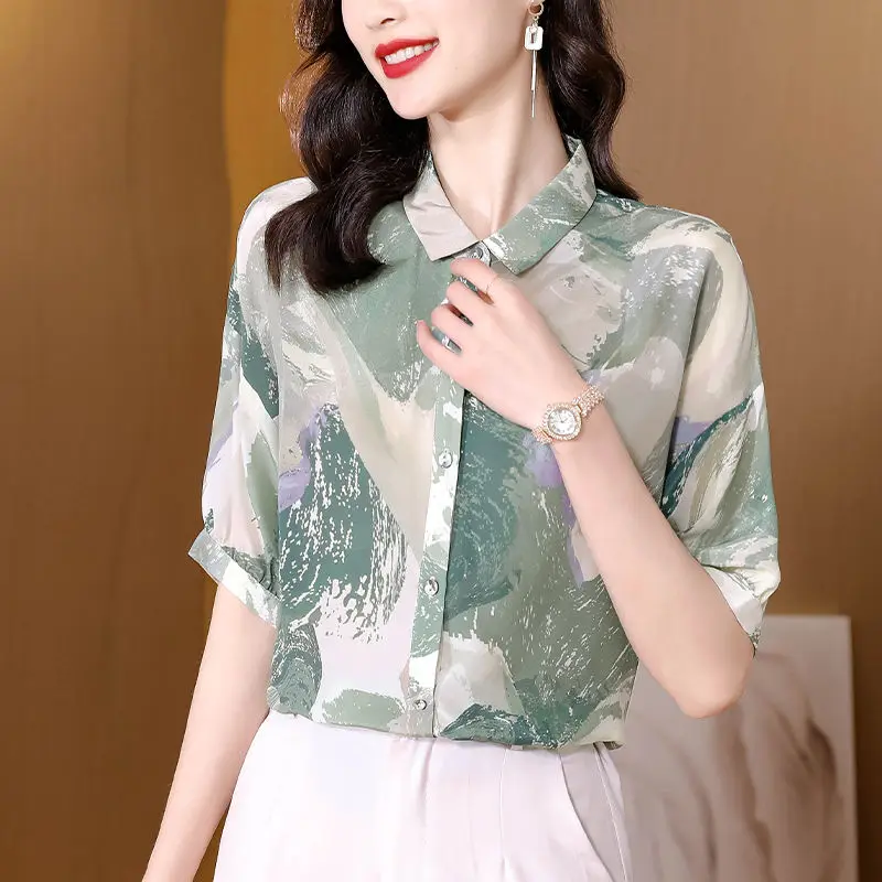 

Short -sleeved female blouse green print 2023 Summer new mulberry silk five -point sleeve turn down collar blouse female top