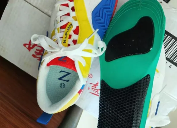 รองเท้าวิ่งน้ำหนักเบาพิเศษ รุ่นใหม่ ฤดูใบไม้ผลิ 2025 รองเท้ากีฬาผู้หญิง หนัง ระบายอากาศ พื้นนุ่ม กันลื่น รองเท้าลำลองน้ำหนักเบา