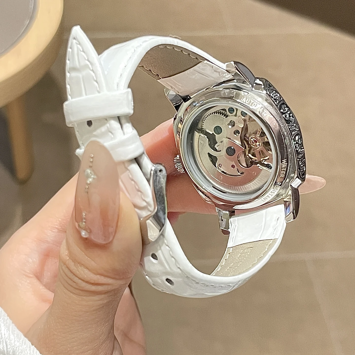 Orologio meccanico da donna di nicchia di lusso leggero Orologio meccanico automatico vuoto alla moda personalizzato Orologio da regalo per il tempo libero sportivo