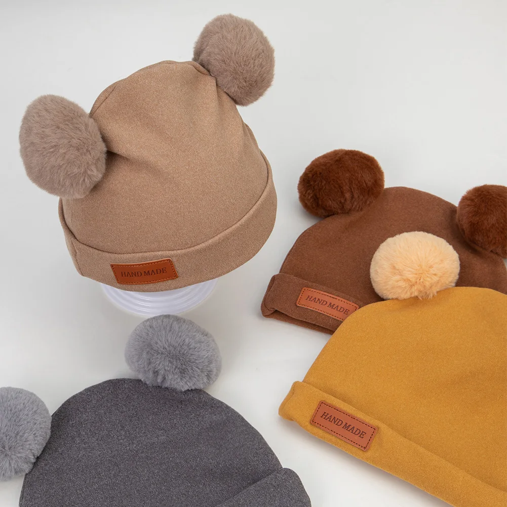 Chapéus de bebê de caxemira de pele sintética dupla pompom etiqueta de couro gorros de inverno bonés sólidos acessórios de cabelo fofos para crianças