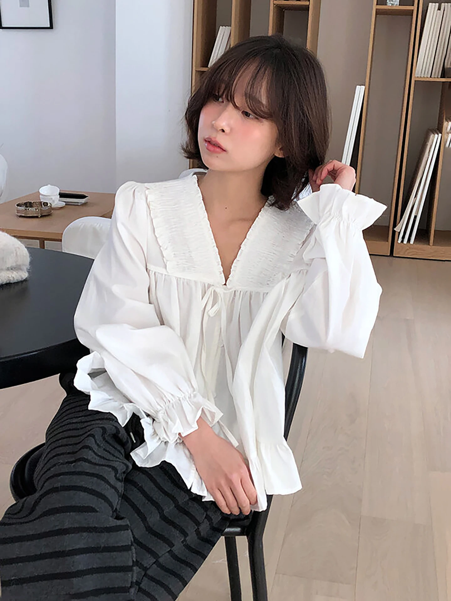 

Dongda Gate INS Design V-neck Bubble Sleeve Long Sleeve Shirt Women's Loose Fit Polyester Fiber 100% Winter Collection