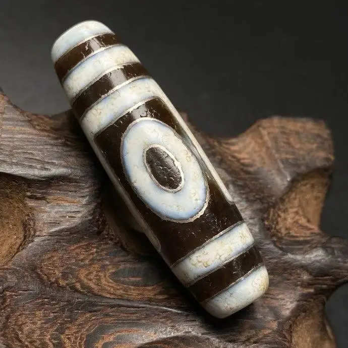 

One Eyes Lay on the Mountain Antique high-oil patina with silver-thread inlays beads