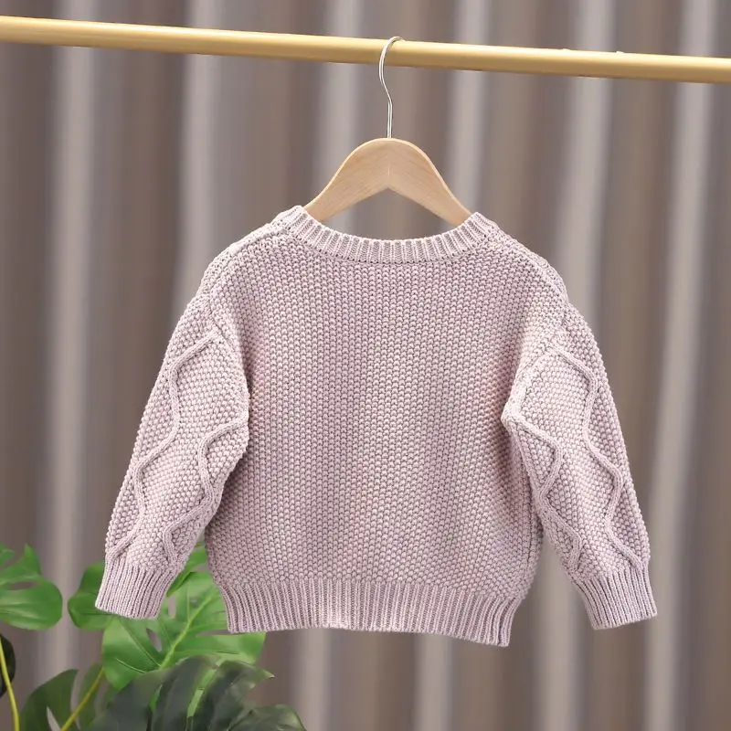 سترة للفتيات الجديدة للأطفال سترة متماسكة بلون الحلوى تصميم بوم بوم معطف شتوي مريح للفتيات ملابس خارجية سميكة ودافئة عتيقة