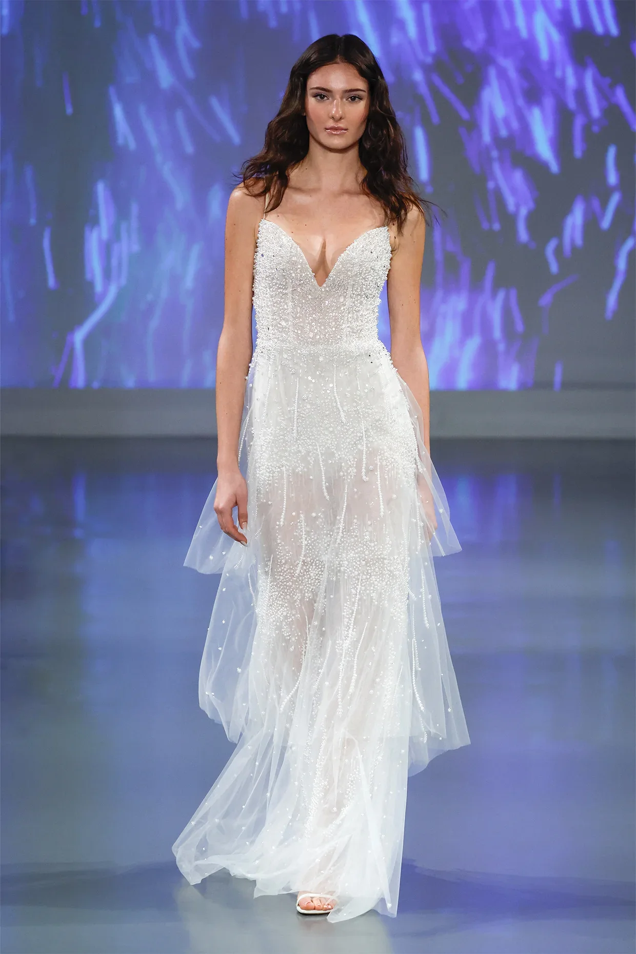 

Customized Luxurious And Elegant Women's Wedding Dress With Pearl Tassels V-Neck Sleeveless Back Slit Sexy Ball Bridal Dress