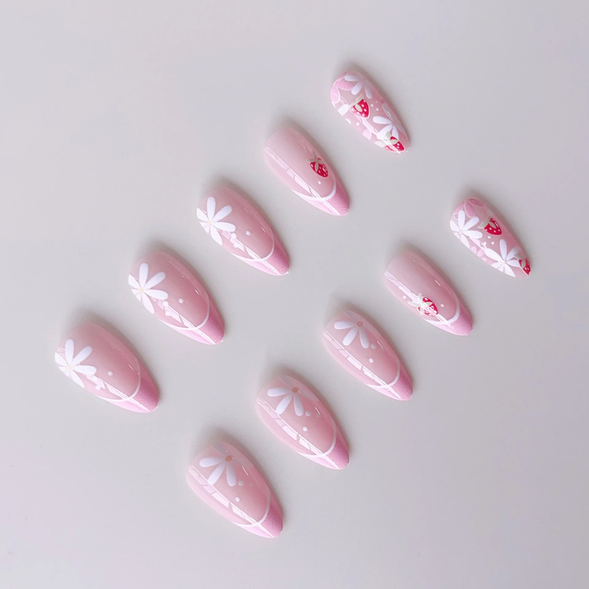 24pcs Ins 짧은 아몬드 거짓 손톱 봄 다채로운 꽃 빨간 딸기 디자인 가짜 손톱 달콤한 소녀 네일에 핑크 프렌치 프레스