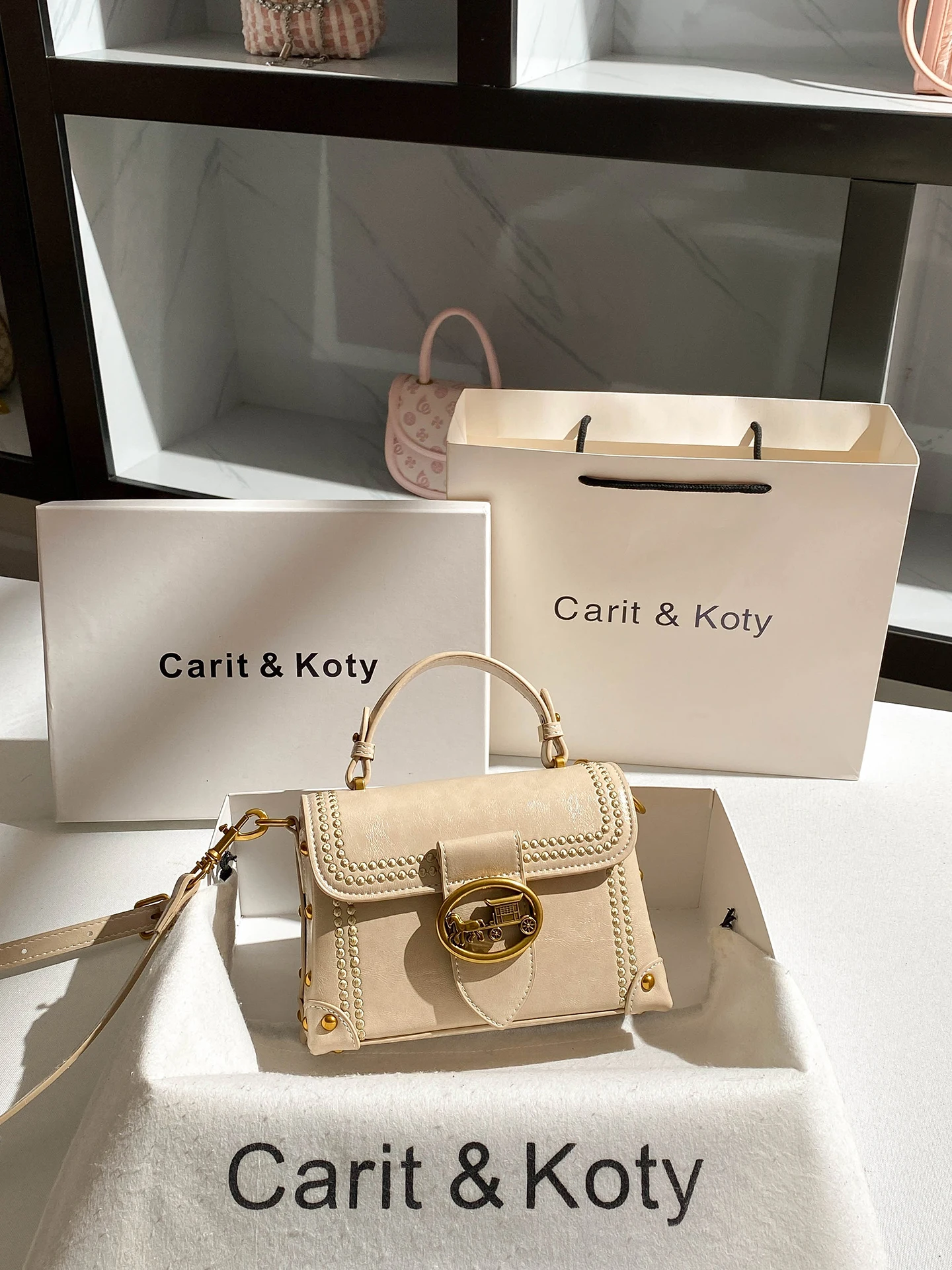 

Зима 2025 года. Новые сумки и роскошные дизайнерские сумки для вечеринок. Популярная и нежная квадратная сумка для макияжа из кожи премиум-класса.