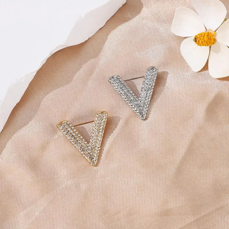 1/2PCS Women's English Alphabet V Brooch Dazzling Crystal Rhinestone Pin Unisex Corsage Fashion Accessory for Clothes And Bags