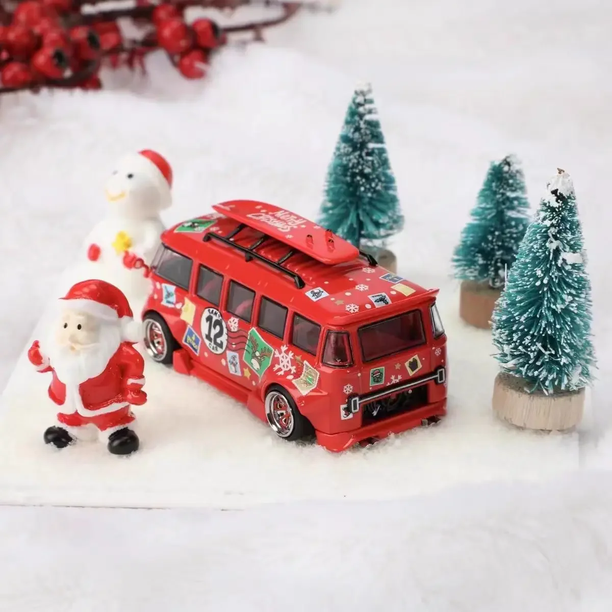 Liberty 1:64 Volkswagen Wide-body Low Party VW T1 Christmas Painting Comes with A Scene Display Model