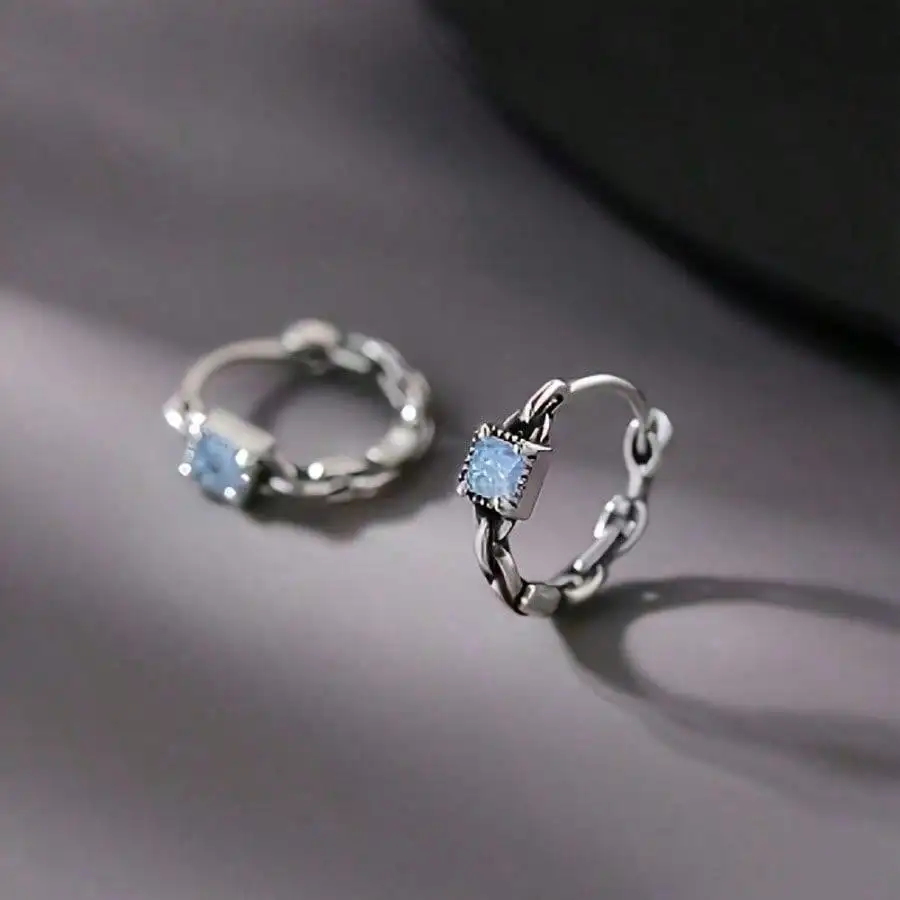 

Пара роскошных круглых серег в форме куба, идеальный подарок для нее в осенне-зимнем рождественском стиле.