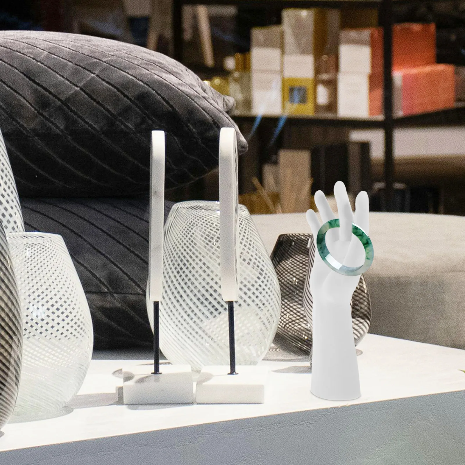 

Sturdy Plastic Right Hand Mannequin Display Stand for Rings Jewelry Bracelets Watches Lifelike Appearance Seamless Stand