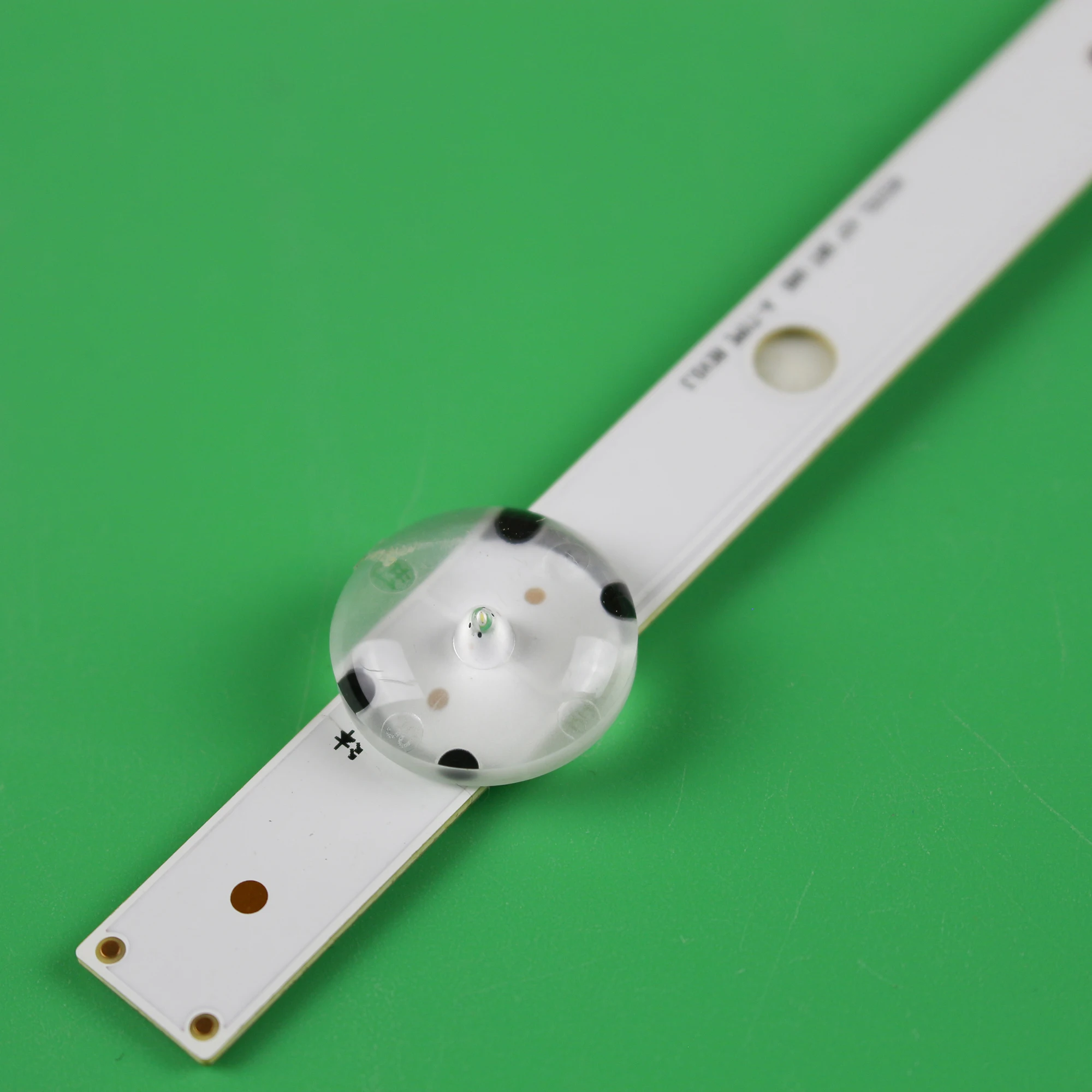 Taśma podświetlająca LED 817 mm 8/9 diod LED do VES430QNDL-2D-U11 JL.D 43081330 -078GS-M JL.D 43091330 D43U600M4CW 43HT1700 43R6010