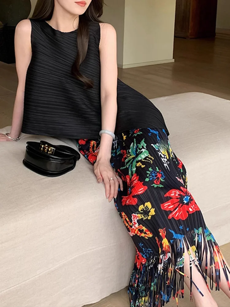

Summer White Lazy Three Houses Series Sleeveless Top Floral Pleated Fringed Half Skirt Two Piece Set Women's Fashion Ensemble