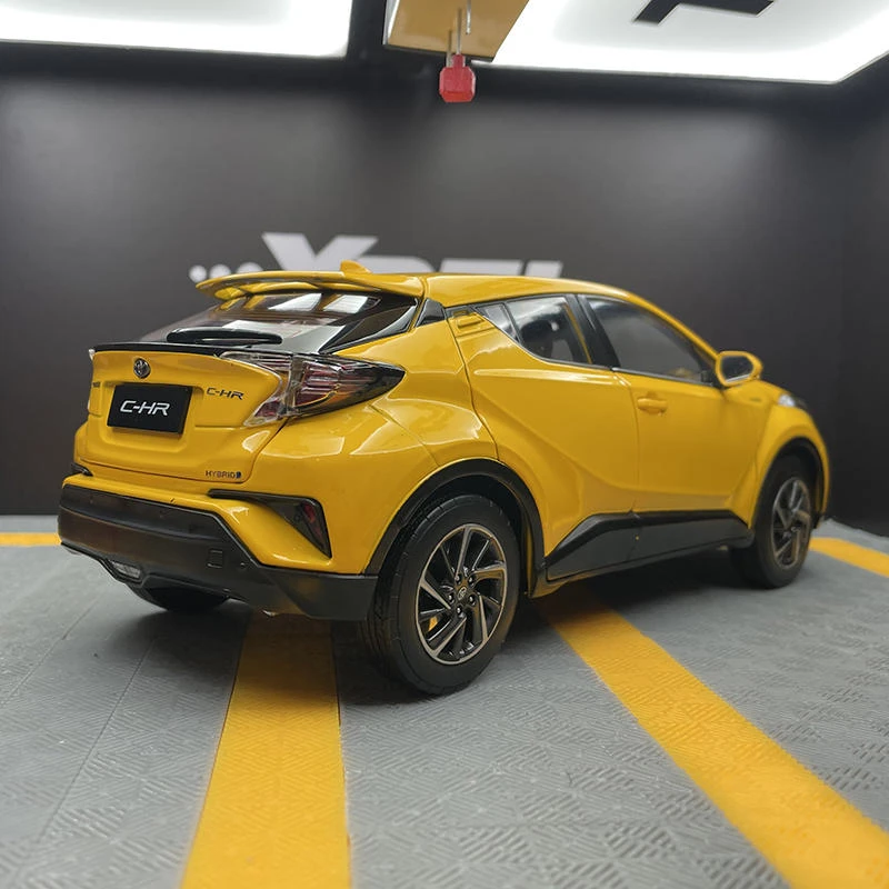 Model mobil diecast, TOYOTA CHR C-HR SUV Aloi Model kendaraan logam, koleksi miniatur skala mainan anak hadiah 1:18