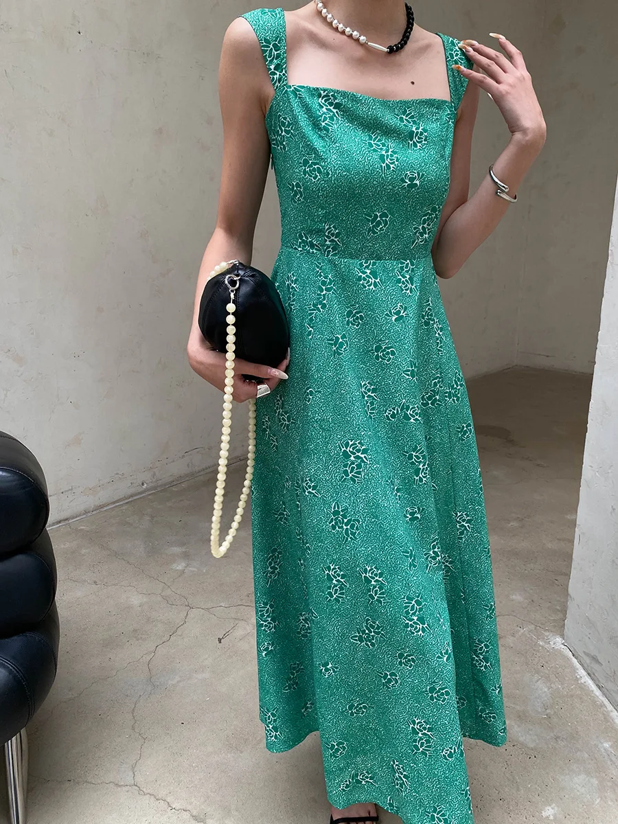 Sommerliches Damenkleid im französischen Retro-Stil mit eckigem Ausschnitt, tailliertem Schnitt und schlank machendem Blumenmuster. – Detail 9