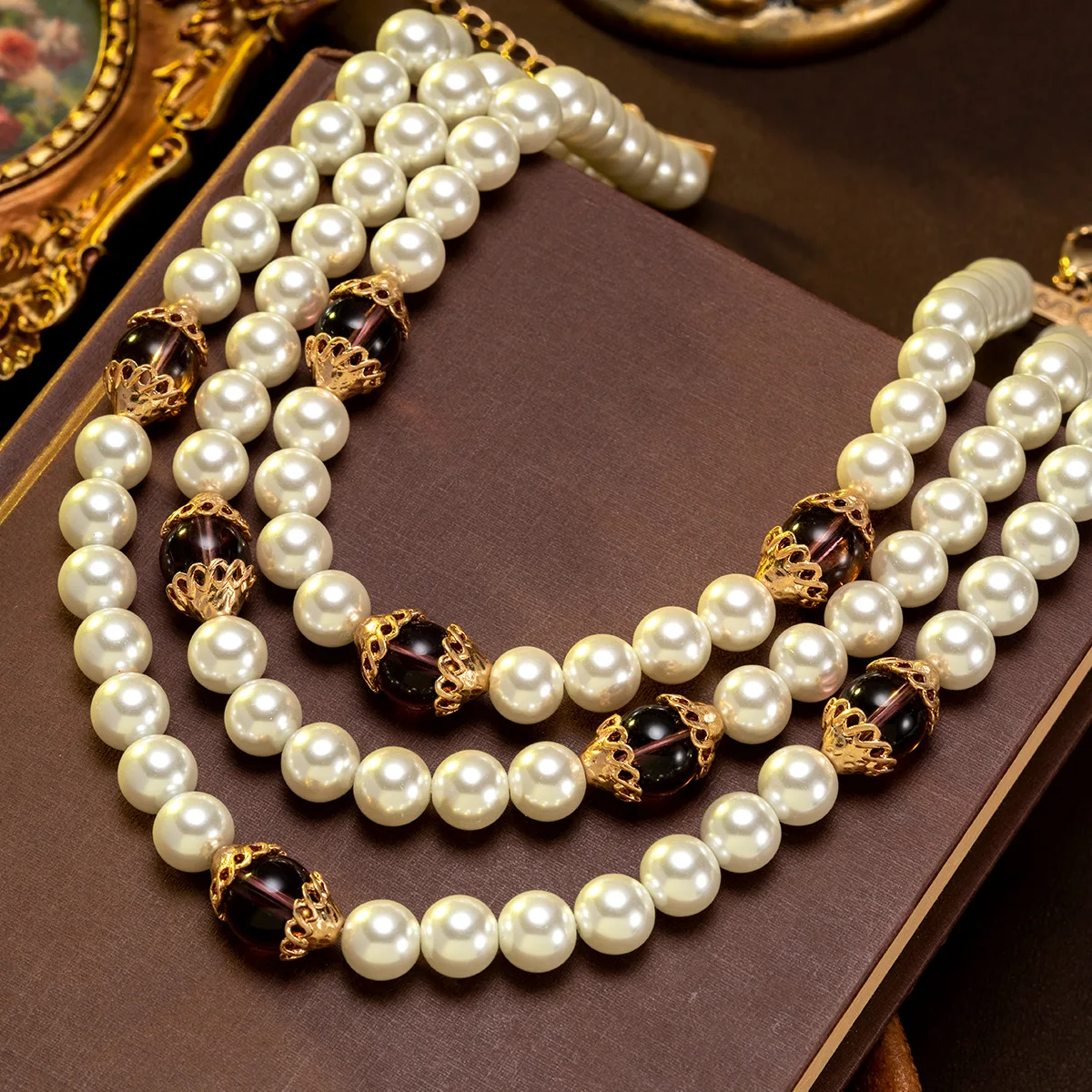 Retro Multi-layered Pearl Necklace Palace Style Classic Glass Fall and Winterfashion Clavicle Chain Necklace
