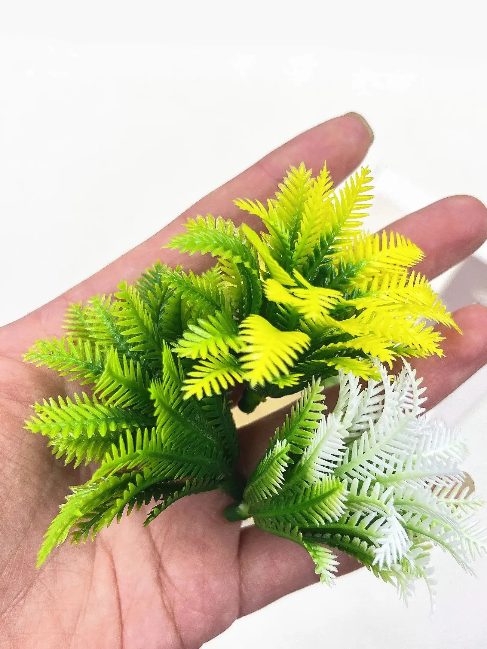 10 Stück künstliche Mini-Ananas-Strauchpflanzen, 5,5 cm, Kokosnussblatt-Simulation, Rasendekoration, kleine Kunststoff-Kunstpflanzen für Heimdekoration – Detail 3