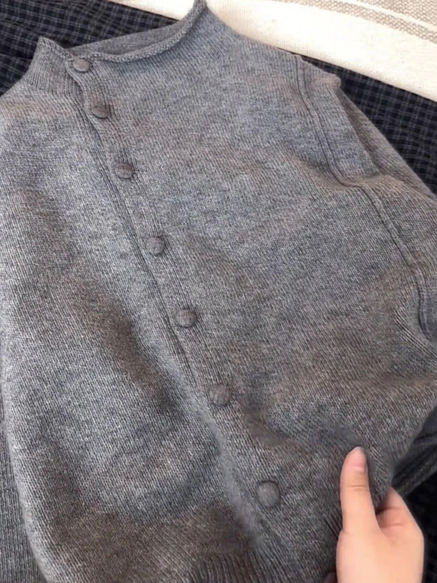 เสื้อคาร์ดิแกนถักนิตติ้งน้ำหนักเบา สีพื้น สไตล์เกาหลี ดีไซน์เรียบง่าย นุ่มสบาย เหมาะสำหรับใส่เดินทาง เสื้อสเวตเตอร์ผู้หญิงแฟชั่นฤดูหนาว