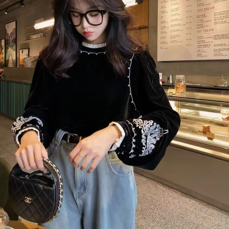 

Spring Retro Fashion New Chinese Style Black White Embroidered Temperament Versatile Lantern Sleeve Commuting Outer Velvet Shirt