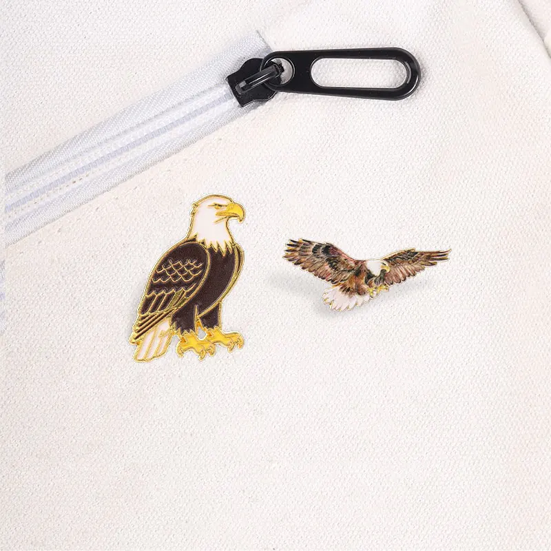 Realistisches Emaille-Anstecknadel-Set mit dem Kehlgeier, schwebender und sitzender Raubvogel, Wildtier-Natur-Abzeichen, goldener Umrandung, Brosche, Schmuck, Geschenk – Detail 4