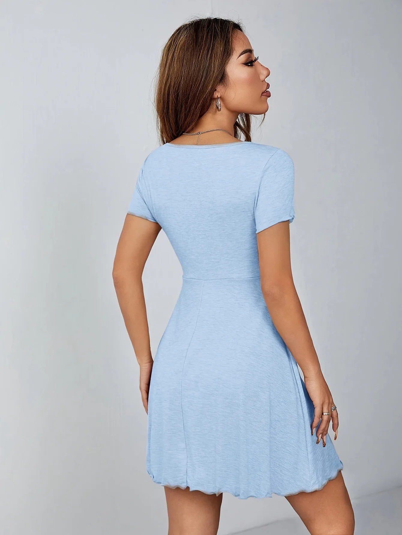 Sommerkleid für Damen mit V-Ausschnitt im Pure Desire Stil, Schleifendetail, Französischer Slim-Fit, Elegantes Design mit Taillenbindung – Detail 39