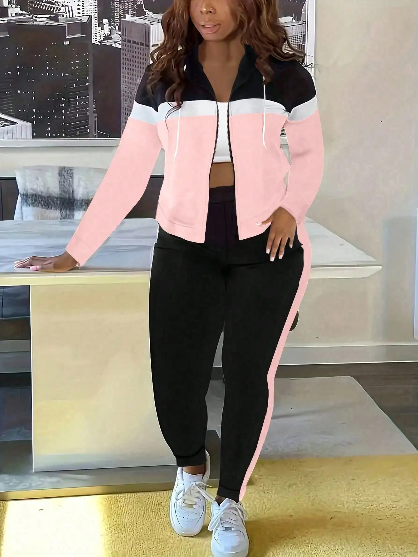 

Комплект: куртка с капюшоном на молнии в стиле колор-блок и джоггеры с боковыми полосками