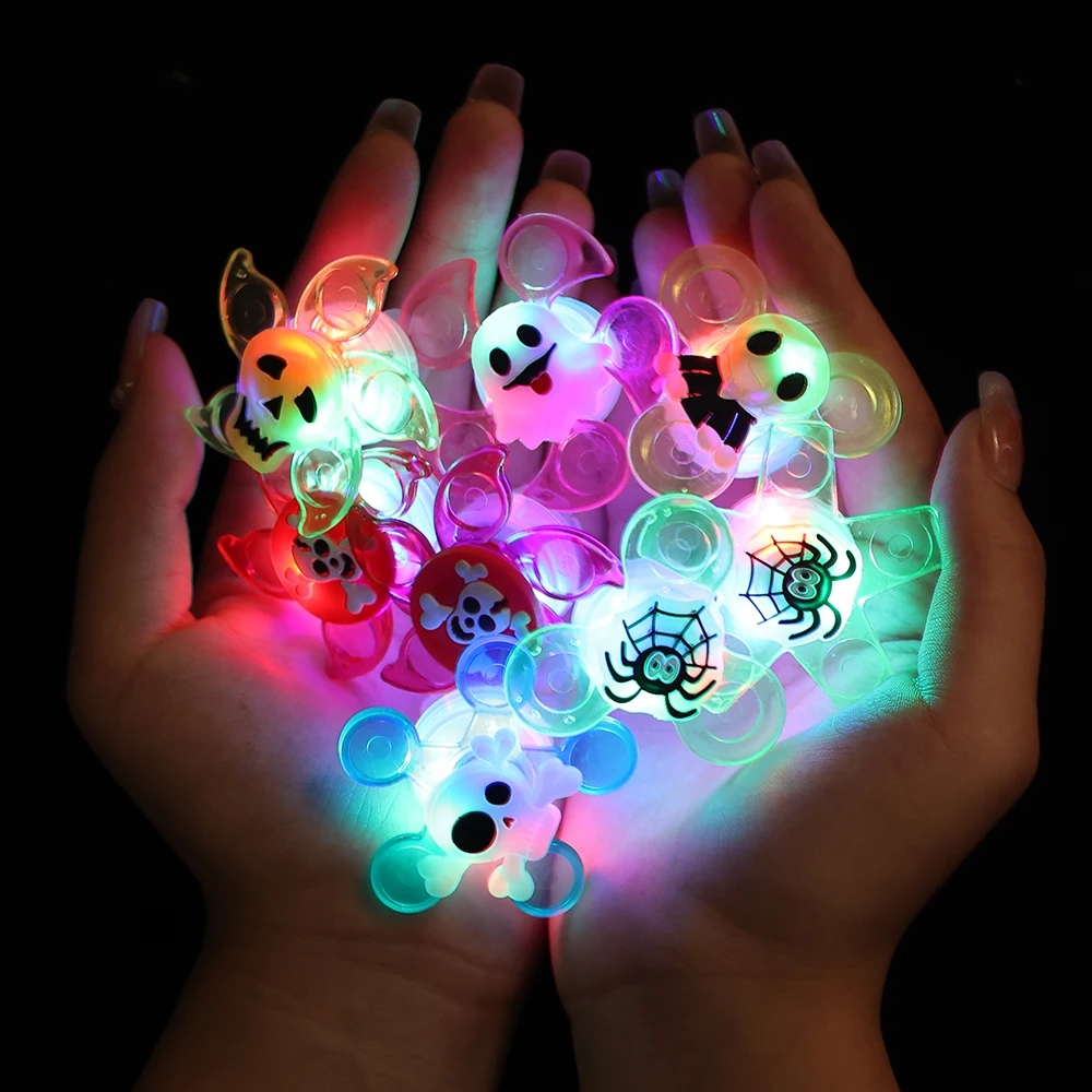 Lotti Halloween Glow Ring Creative Ghost Skull LED lampeggiante Gyro Ring Toy children's Party Finger Lamp decorazione puntelli regalo