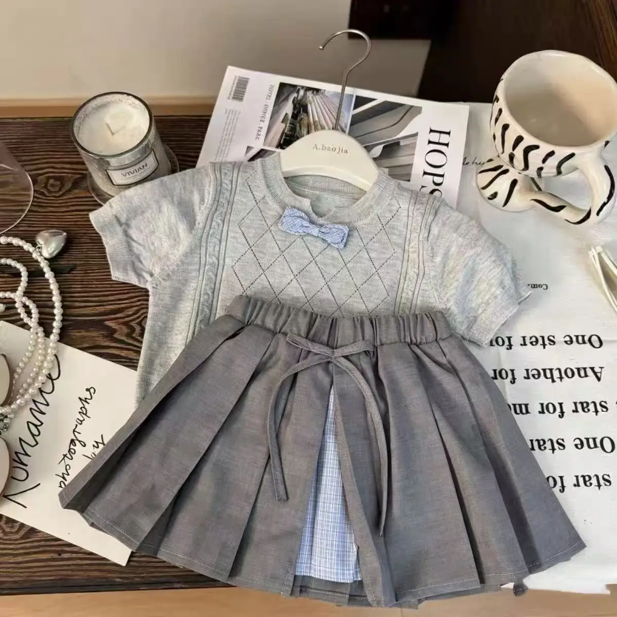 Girls' set new bow hollow knitted sweater, girls' short sleeved fashionable pleated skirt two-piece set