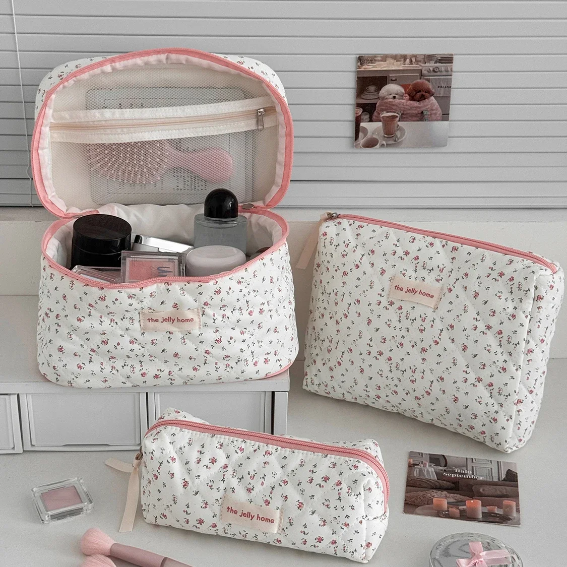 

Strawberry Quilted Cosmetic Bag Sweet Pink Fresh Portable Zipper Large Capacity Travel Hand Wash Bag Quilted Cotton